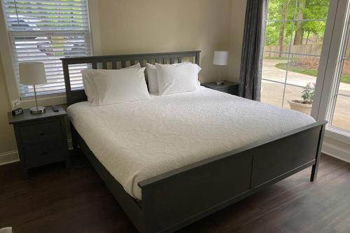 Ένα ή περισσότερα κρεβάτια σε δωμάτιο στο 3-BDR Direct Waterfront Cottage