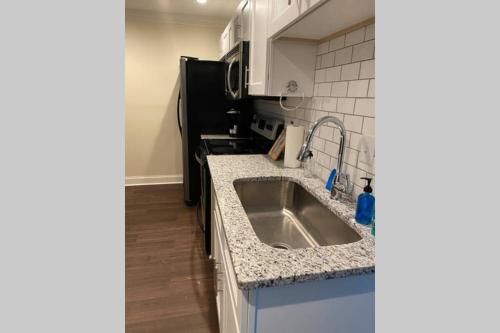 Η κουζίνα ή μικρή κουζίνα στο 3-BDR Direct Waterfront Cottage