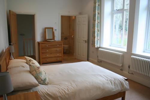 1 dormitorio con 1 cama, vestidor y ventana en Shanklin Manor en Shanklin