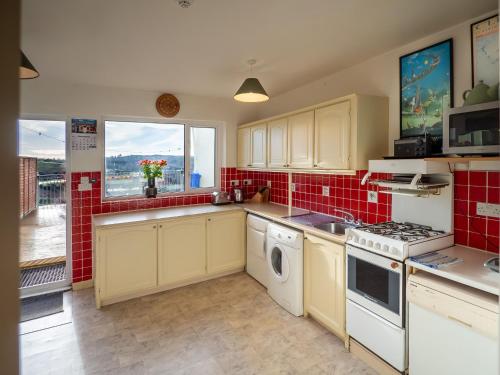 A kitchen or kitchenette at Clifden White Heather- 3 Bedroom House