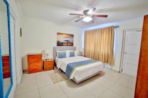 una camera con letto e ventilatore a soffitto di Pearl Aruba Condos a Palm Beach