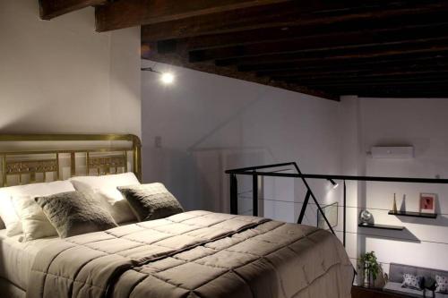 Lova arba lovos apgyvendinimo įstaigoje Amazing New Loft 2 -Historical Building San Telmo