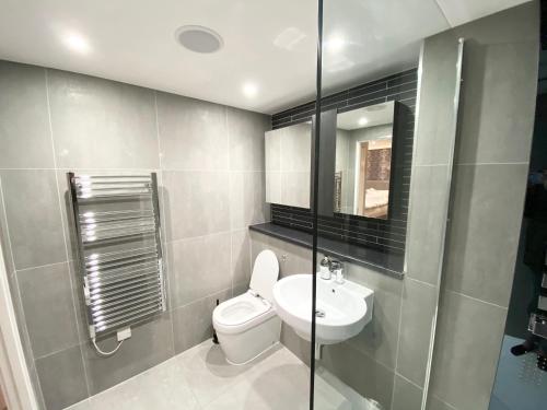 Cosy City Centre Location, Hydro Massage Showe في مانشستر: حمام مع مرحاض ومغسلة