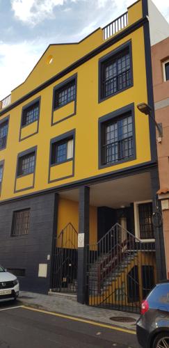 拉古納的住宿－El rincón de MI NIÑA，街道边的黄色建筑
