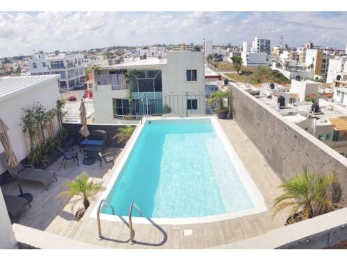 a swimming pool on the roof of a building at Boca Inn Hotel & Suites in Veracruz