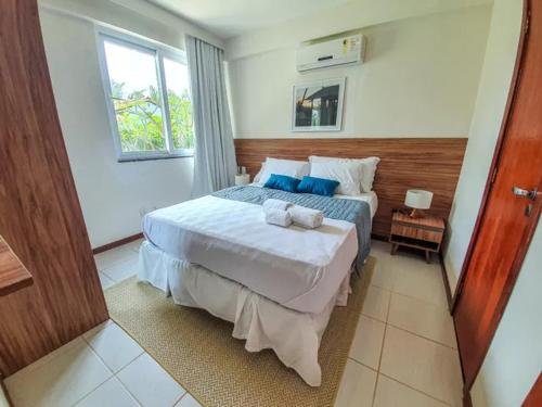 ein Schlafzimmer mit einem großen Bett und blauen Kissen in der Unterkunft Tree Bies Resort in Entre Rios