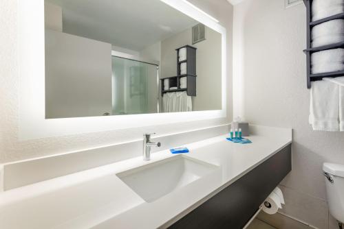Um banheiro em Holiday Inn Express - Columbus Downtown by IHG