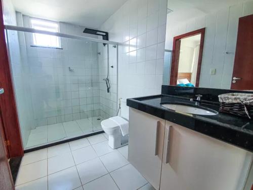 ein Badezimmer mit Waschbecken, Dusche und Toilette in der Unterkunft Tree Bies Resort in Entre Rios