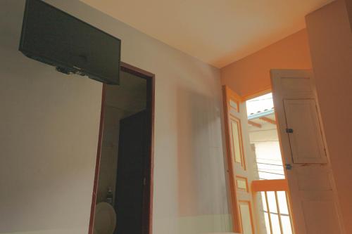 a room with a flat screen tv on a wall at Hotel Felicina in Jeric&oacute;