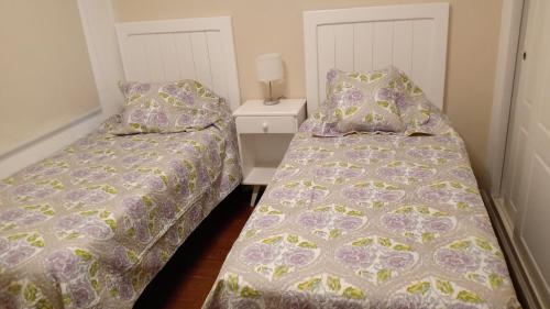 twee bedden naast elkaar in een slaapkamer bij Deptos MORE II in Puerto Madryn