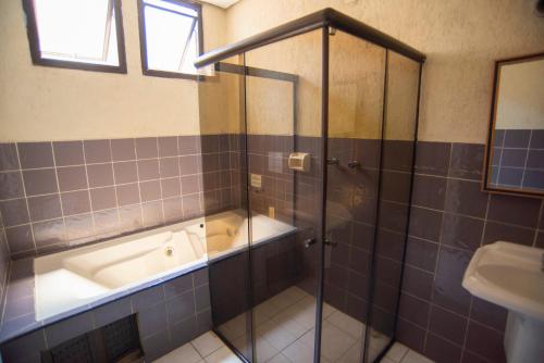 La salle de bains est pourvue d'une baignoire et d'un lavabo. dans l'établissement Giardino Hotel, à Itaquaquecetuba