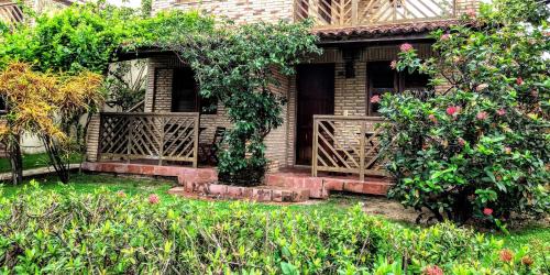 a house with a porch with a wooden door at Arco Mundial Taíba in Taíba