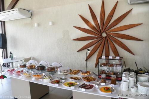 een tafel met veel verschillende soorten voedsel erop bij Apto Oka Beach Residence in Porto De Galinhas