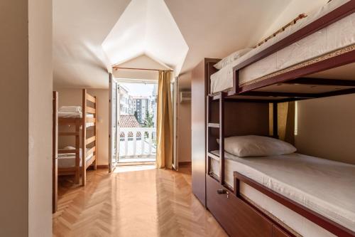 Hostel Budva tesisinde bir ranza yatağı veya ranza yatakları