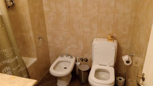 y baño con aseo y bidet. en Deptos MORE II en Puerto Madryn