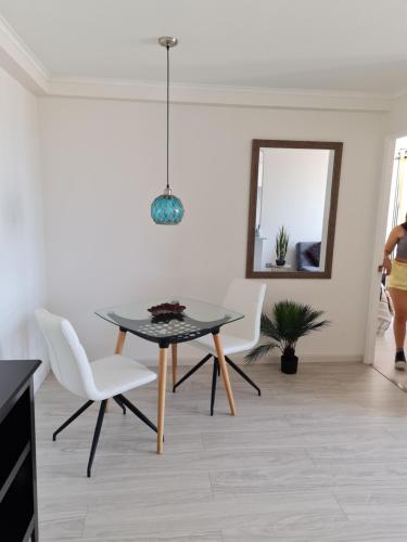 ein Esszimmer mit Tisch und Stühlen und einem Spiegel in der Unterkunft AMUNATEGUI 173 Iquique Centro, ejecutivos in Iquique