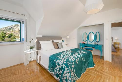 سرير أو أسرّة في غرفة في Villa Belle Murvica An Exquisite 3 Bedroom Villa Overlooking the Adriatic Sea