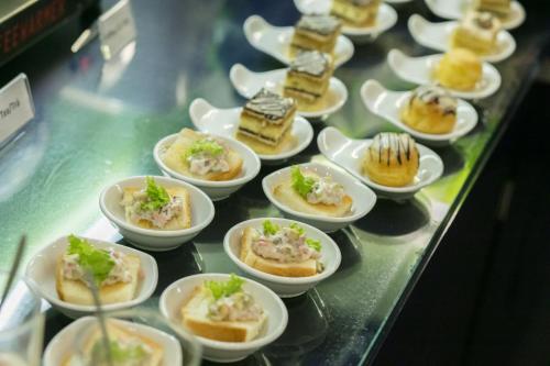 ホテルの敷地内または近くでの食事または食べ物