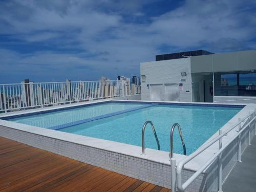 a swimming pool on the roof of a building at Espetacular Flat em Miramar in João Pessoa