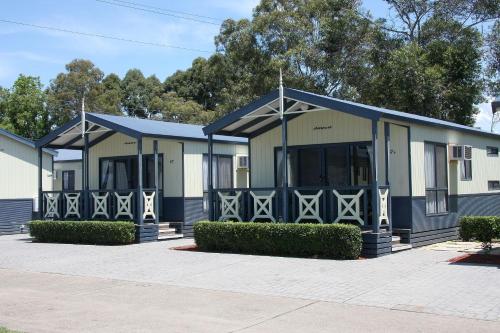 a row of modular homes in a parking lot at Ingenia Holidays Nepean River in Emu Plains