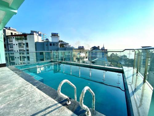 a swimming pool on the roof of a building at Anh Minh Hotel in Tam Ðảo