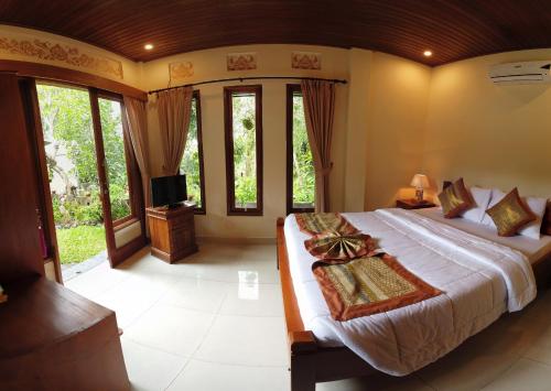 Ένα ή περισσότερα κρεβάτια σε δωμάτιο στο Putu home stay ubud