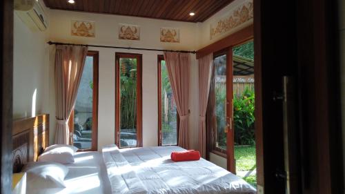 Ένα ή περισσότερα κρεβάτια σε δωμάτιο στο Putu home stay ubud