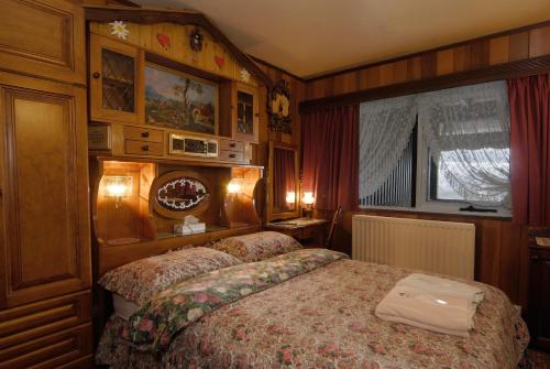 เตียงในห้องที่ Karelia Alpine Lodge