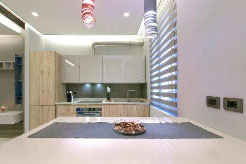 eine Küche mit einer Schüssel auf einem Tisch in der Unterkunft MANDRIA APARTMENTS 1 2 in Bologna