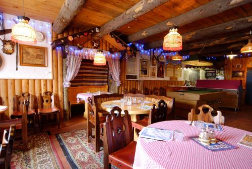 uma sala de jantar com mesas e cadeiras e uma mesa de bilhar em Karelia Alpine Lodge em Falls Creek