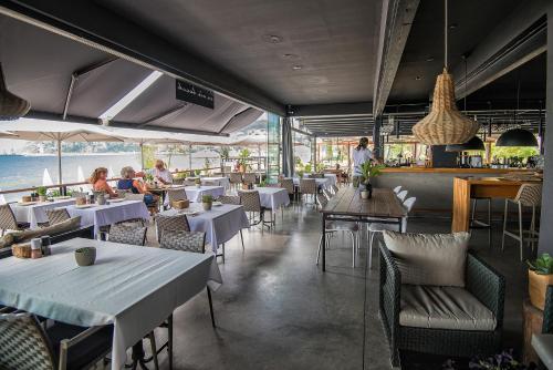 un restaurante con mesas y sillas y gente sentada en él en Sun Hotel By En Vie Beach, en Alanya