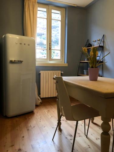 una cucina con tavolo e frigorifero di Antica Casa Fenaroli a Iseo