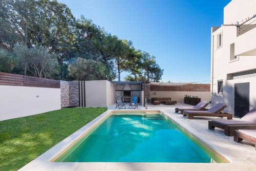 una piscina en el patio trasero de una casa en Green horizon villa, en Asgourou