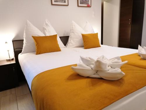 En eller flere senge i et værelse på River Apartmanház