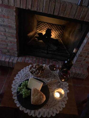 a table with a plate of food and glasses of wine at Apartamentos Rurales Peralta in Segura de la Sierra