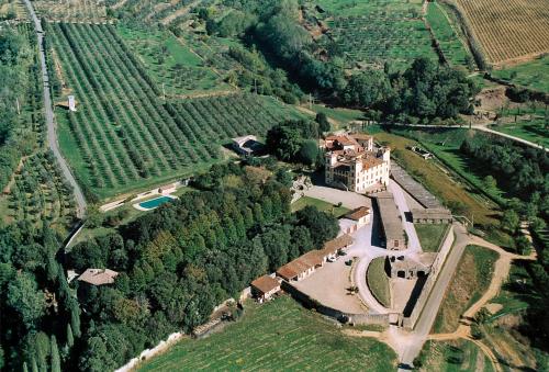 una vista aérea de una mansión en un campo en Agriturismo I Bonsi, en Reggello