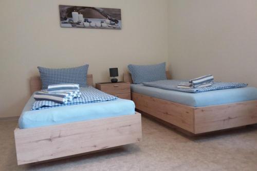 two twin beds sitting next to each other in a room at C&C Gästehaus Bückeburg in Bückeburg