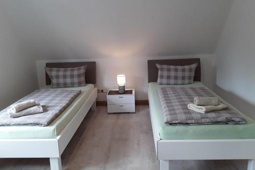 two beds sitting next to each other in a bedroom at C&C Gästehaus Bückeburg in Bückeburg