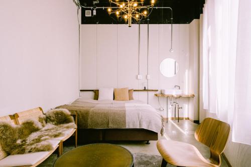 - une chambre avec un lit, une table et des chaises dans l'établissement Len Kyoto Kawaramachi, à Kyoto