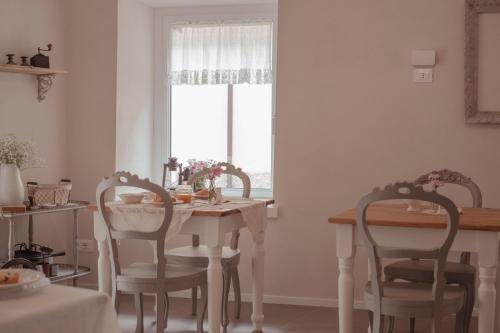 a kitchen with a table and chairs and a window at Il cantuccio sul Garda - Relais di charme in Cavaion Veronese