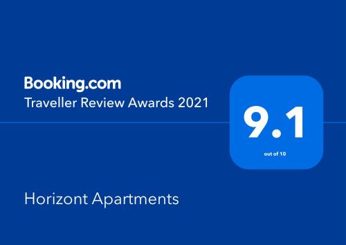 una caja azul con los premios de revisión de textos de viajero en Horizont Apartments, en Sunny Beach