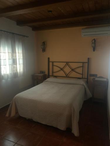 Tempat tidur dalam kamar di Apartamentos Rurales Peralta