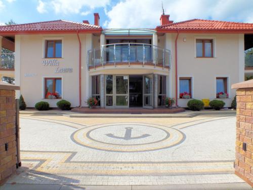a building with a peace sign in the middle of a courtyard at Willa Laura Rowy - Apartamenty nad morzem in Rowy