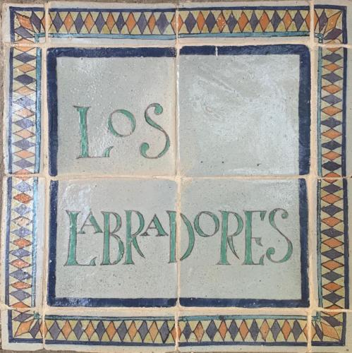 a tiled floor with the words laslezendas written on it at Apartamentos Rurales Peralta in Segura de la Sierra