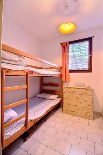1 Schlafzimmer mit 2 Etagenbetten und einem Fenster in der Unterkunft Pavillon indépendant pour 6 personnes dans une résidence sécurisée avec piscine in Valras-Plage