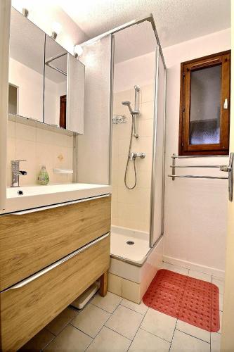 ein Bad mit einer Dusche, einem Waschbecken und einem WC in der Unterkunft Pavillon indépendant pour 6 personnes dans une résidence sécurisée avec piscine in Valras-Plage