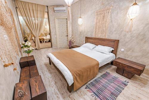 um quarto com uma cama grande e uma mesa em Eco Apartments in french quarter em Kiev