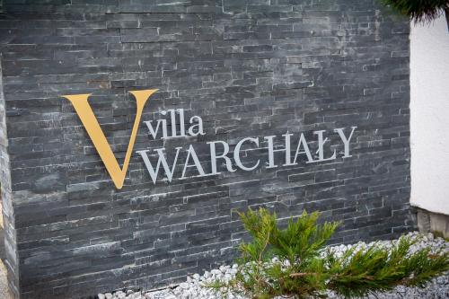 a sign on the side of a brick wall at Villa Warchały in Narty