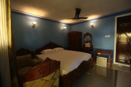 Postel nebo postele na pokoji v ubytování Hill Fort Hotel And Resorts Yelagiri Hills