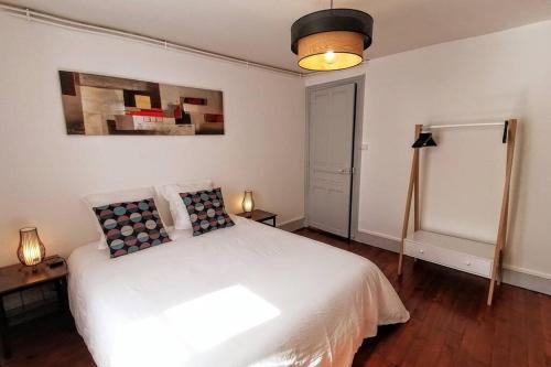 A bed or beds in a room at Le Laventin - 52m2 - Boulevard de la Grotte - Hyper Centre